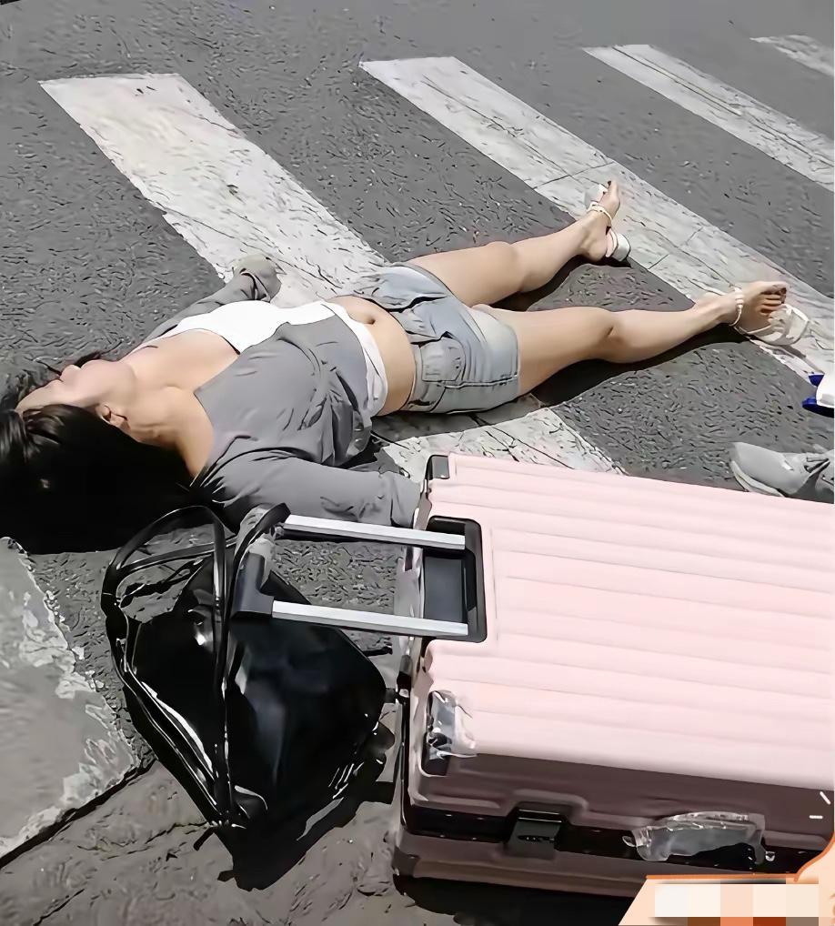 如果你遇到了这种事情，你会主动上前提供帮忙吗？
炎炎夏日，在一个路口的斑马线处，