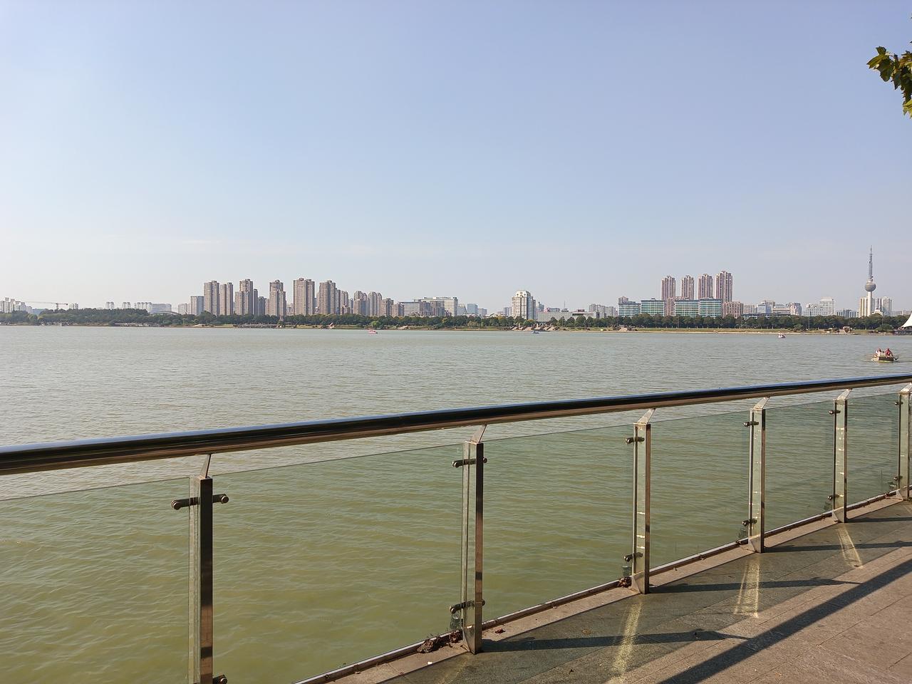 金秋的云龙湖，天高气爽，湖面波光粼粼，令人心旷神怡。