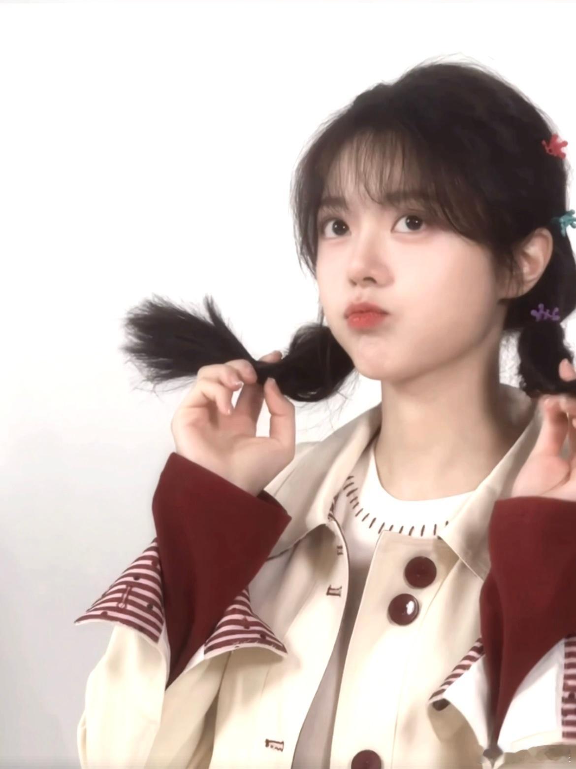 #赵今麦糖葫芦辫##赵今麦林其乐定妆照# 糖葫芦辫是赵今麦的甜蜜武器，林其乐定妆