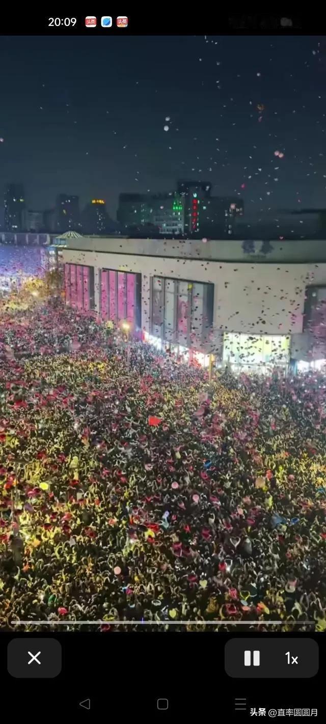 就这种人渣，竟然有人为他喊冤带节奏！

几个关键点请注意：
1.见图一，人群高度