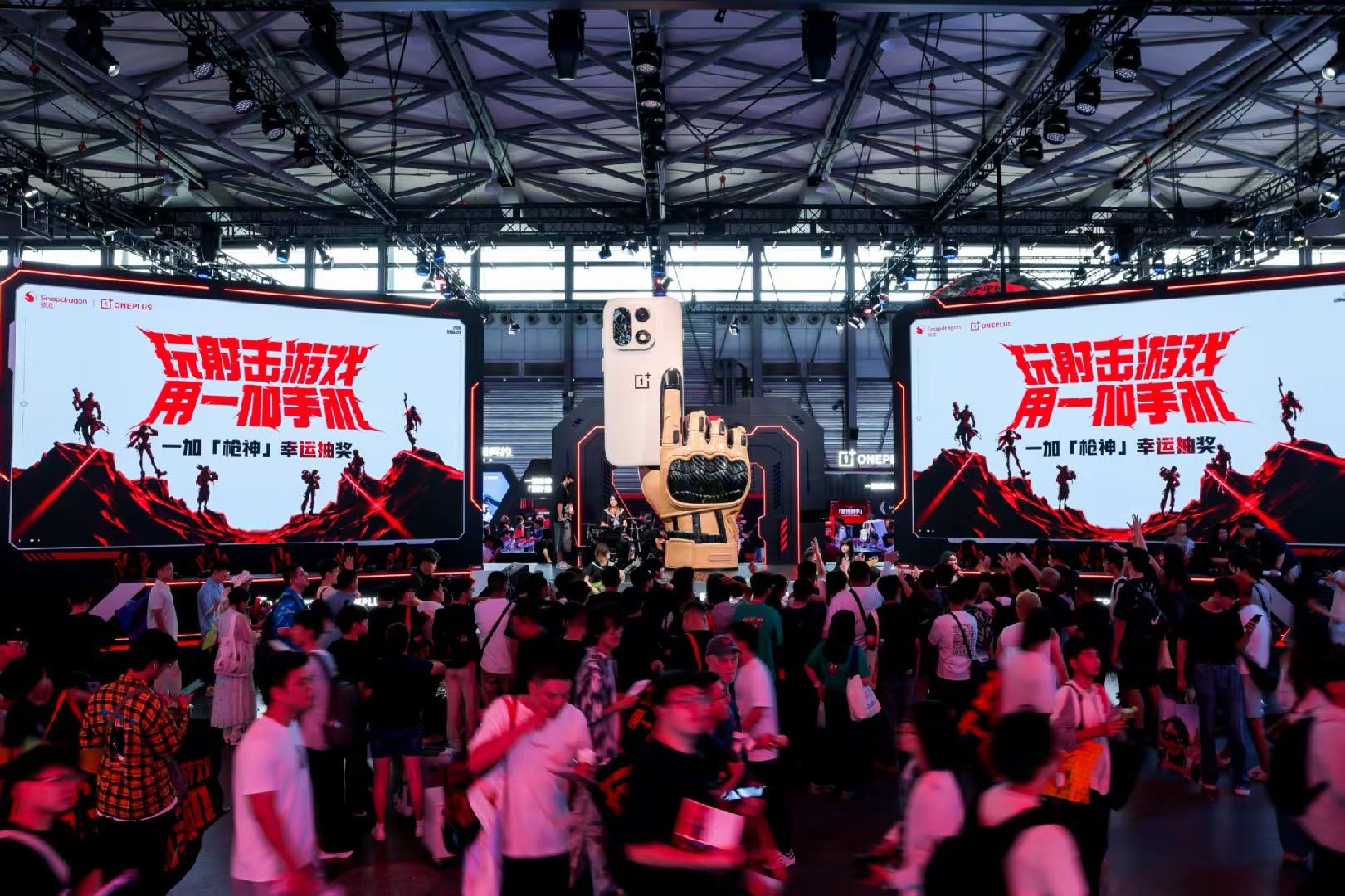 一加中国区品牌总经理刘宝有与高通公司全球副总裁侯明娟，共同为「一加 x 高通 x