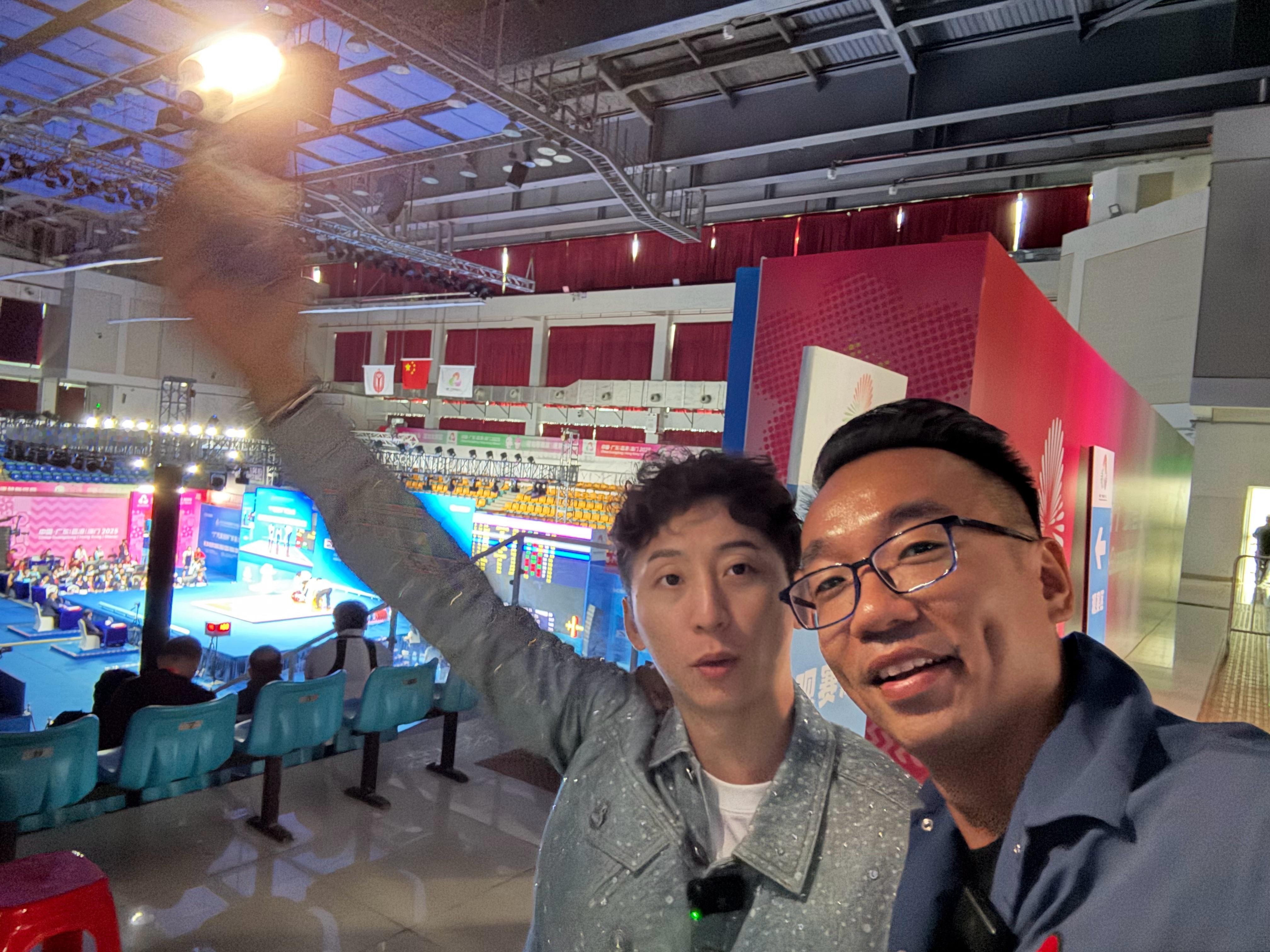 跳水奥运冠军带我看举重比赛！现场看真是震撼和刺激超燃，推荐大家一定去看现场…… 