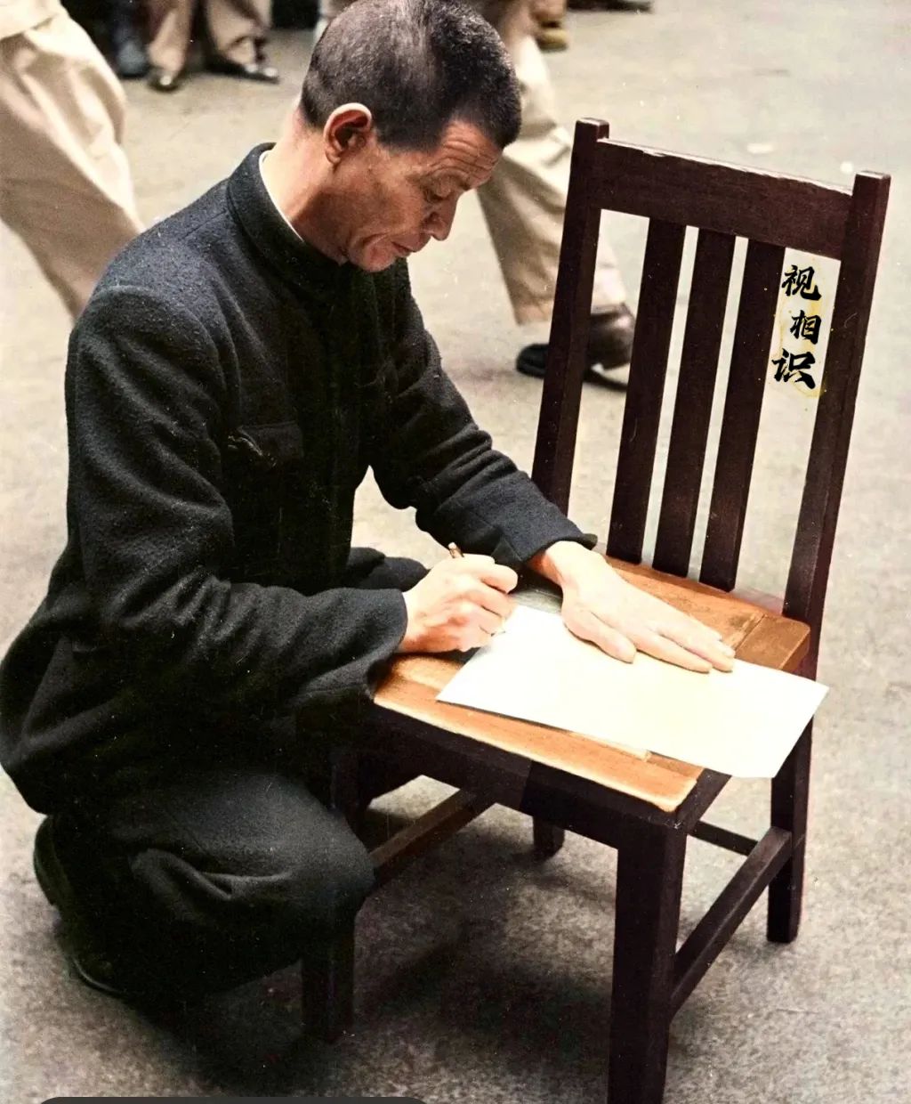1949年，解放前上海，陈惕庐烈士在被反动派杀害前，正在为家人留下最后的遗书，在...