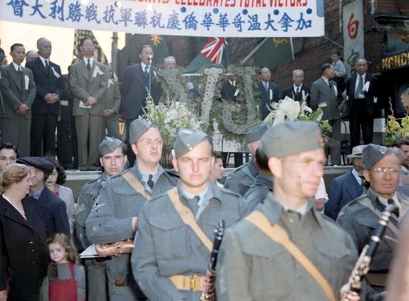 该组照片为1945年8月15日，日本投降后加拿大华侨在“温哥华”唐人街...