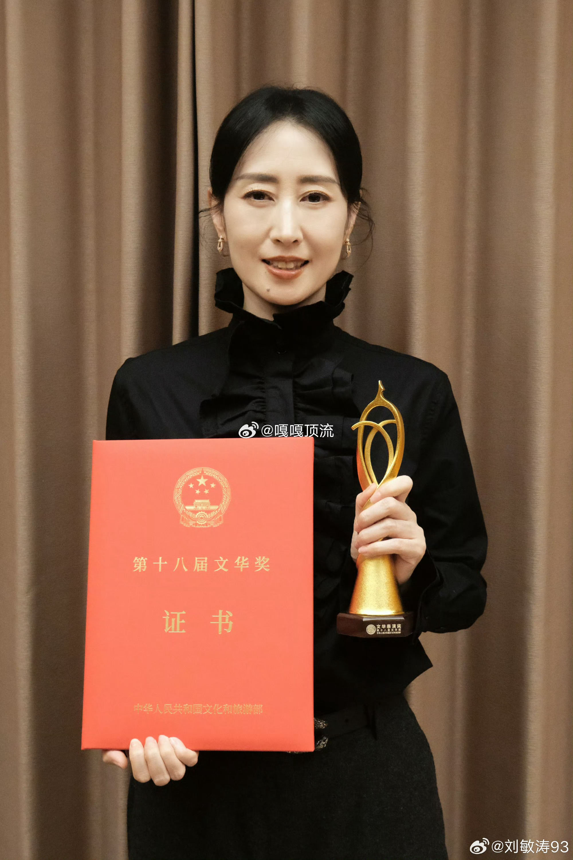 刘敏涛闷声干大事 在喧嚣世界里，她如静绽的花。刘敏涛低调耕耘舞台，今凭实力领走文