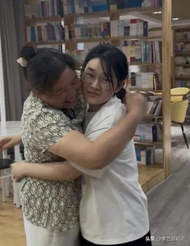 全网彻底破防刷屏！在工地扛了整整十二年钢管的单亲母亲，硬生生培育出高考全省前五的
