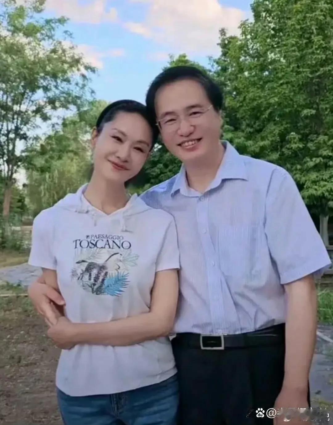 于文华和老公过上了农村赶大集的生活，从此远离城市的喧嚣，做起了神仙伴侣，怪不得她