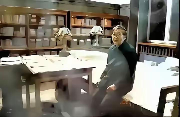 她的父亲是国人爱戴的领袖，她的妈妈是枪林弹雨中走过来的老红军，她自己始终低调做人