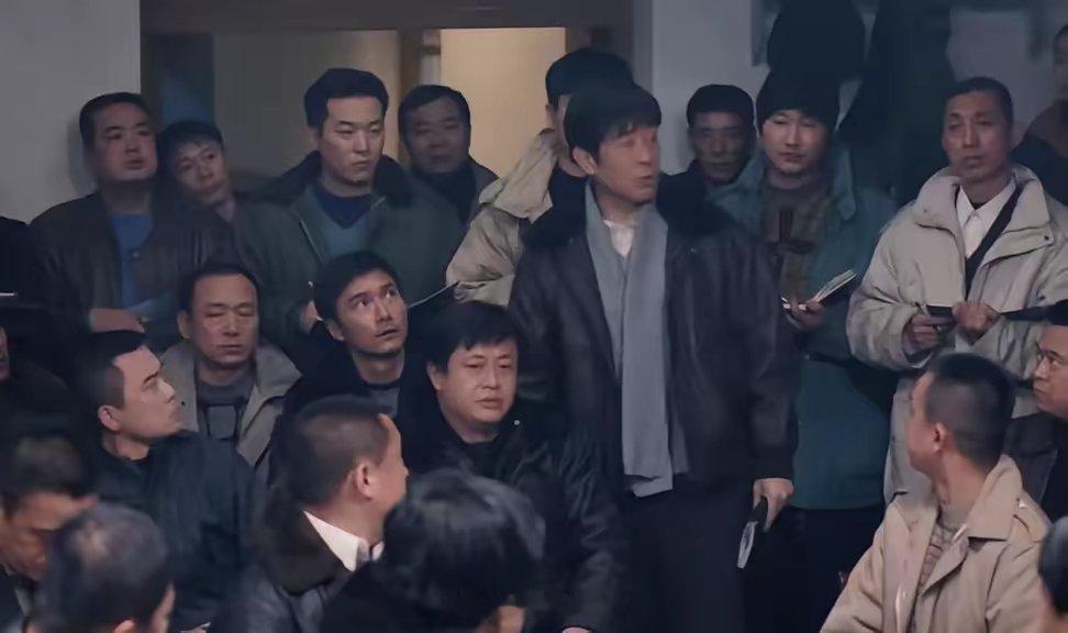 《我是刑警》西山煤矿抢劫案发生后，韩局连夜组织开会，在场没有一个人抽烟，也没有一
