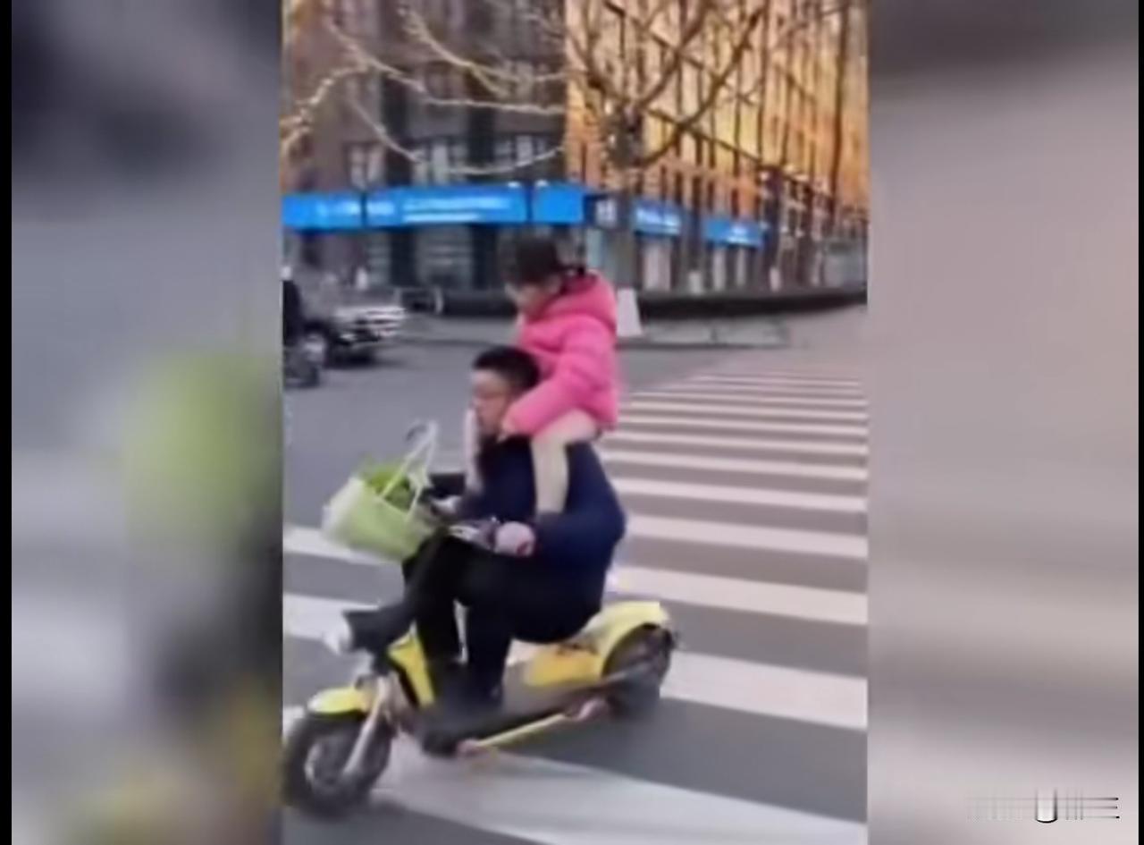 新国标电瓶车一上路，被大家用Ai玩坏了。
1、第一位爸爸，骑着新国标电瓶车，女儿