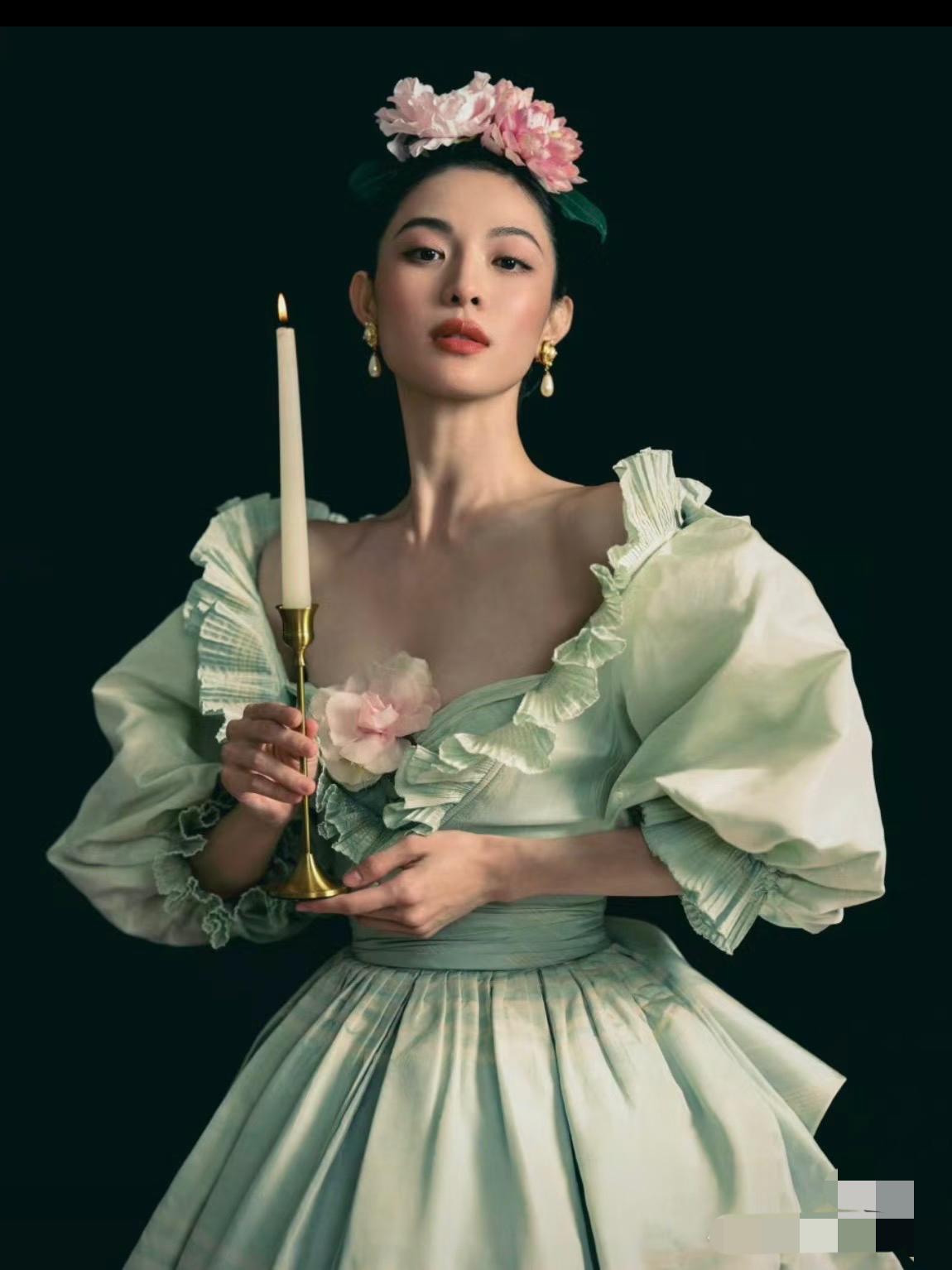 我朋友亲眼见过钟楚曦，
她说钟楚曦，
根本不像网上传的那样。以前总听人说她抢C位