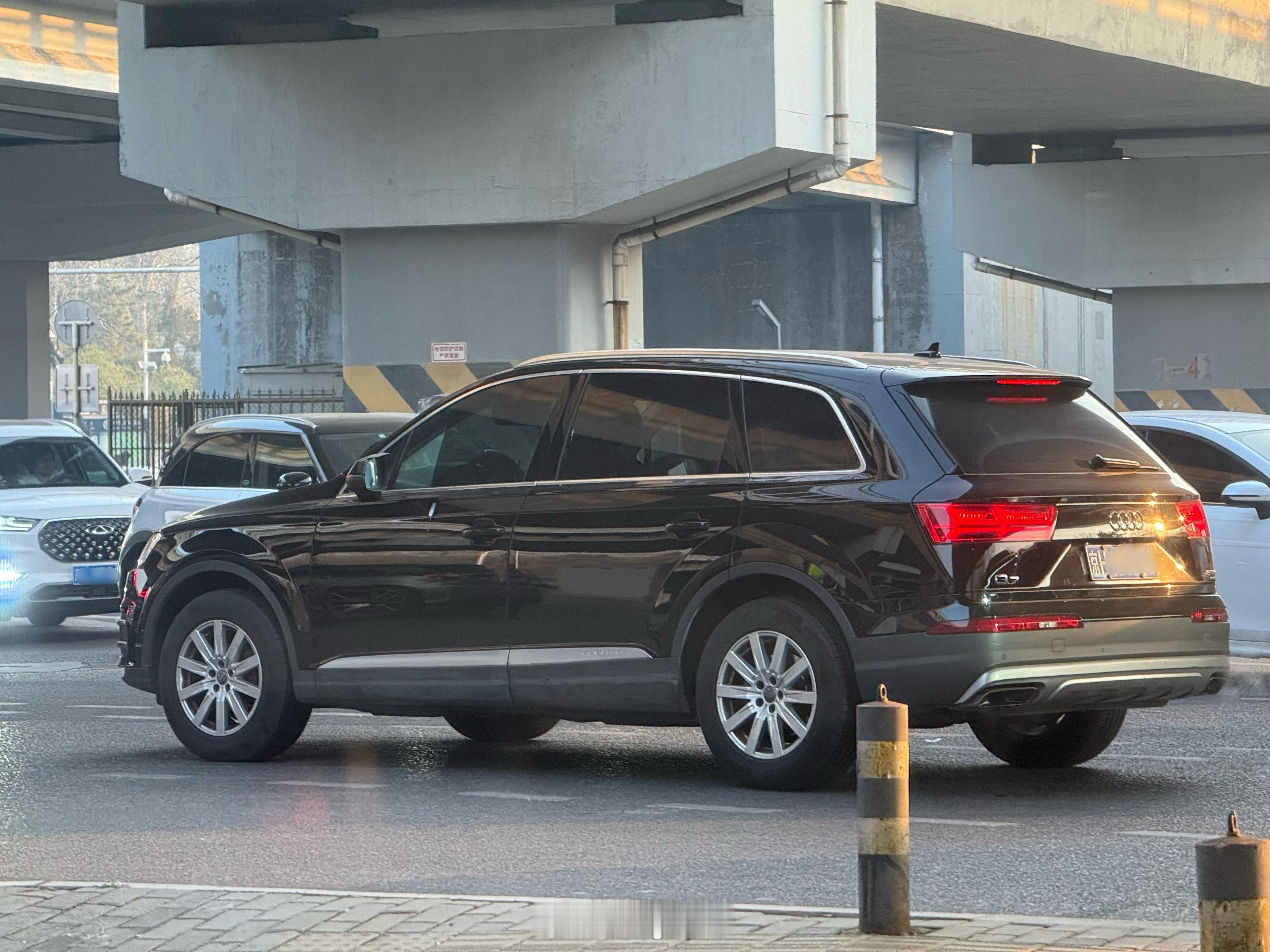 建个话题，发点每天上下班路上拍到的车，争取工作日日更吧