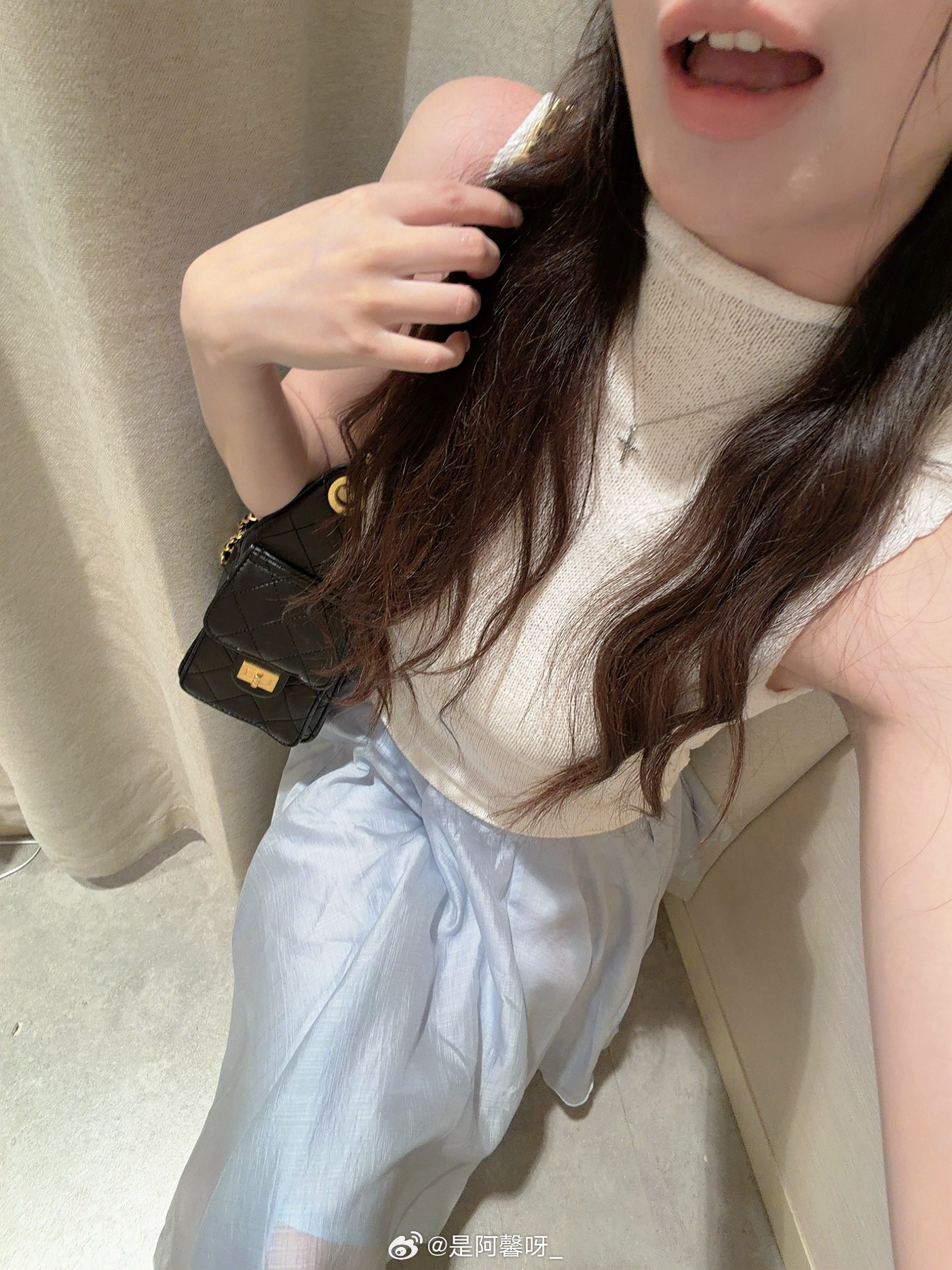 半扎发和这套好像还挺搭哈哈哈今年的蓝裙子颜色都有点小漂亮诶