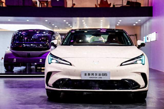 值得买的15万级新能源轿车，极狐全新阿尔法S5耐久可靠