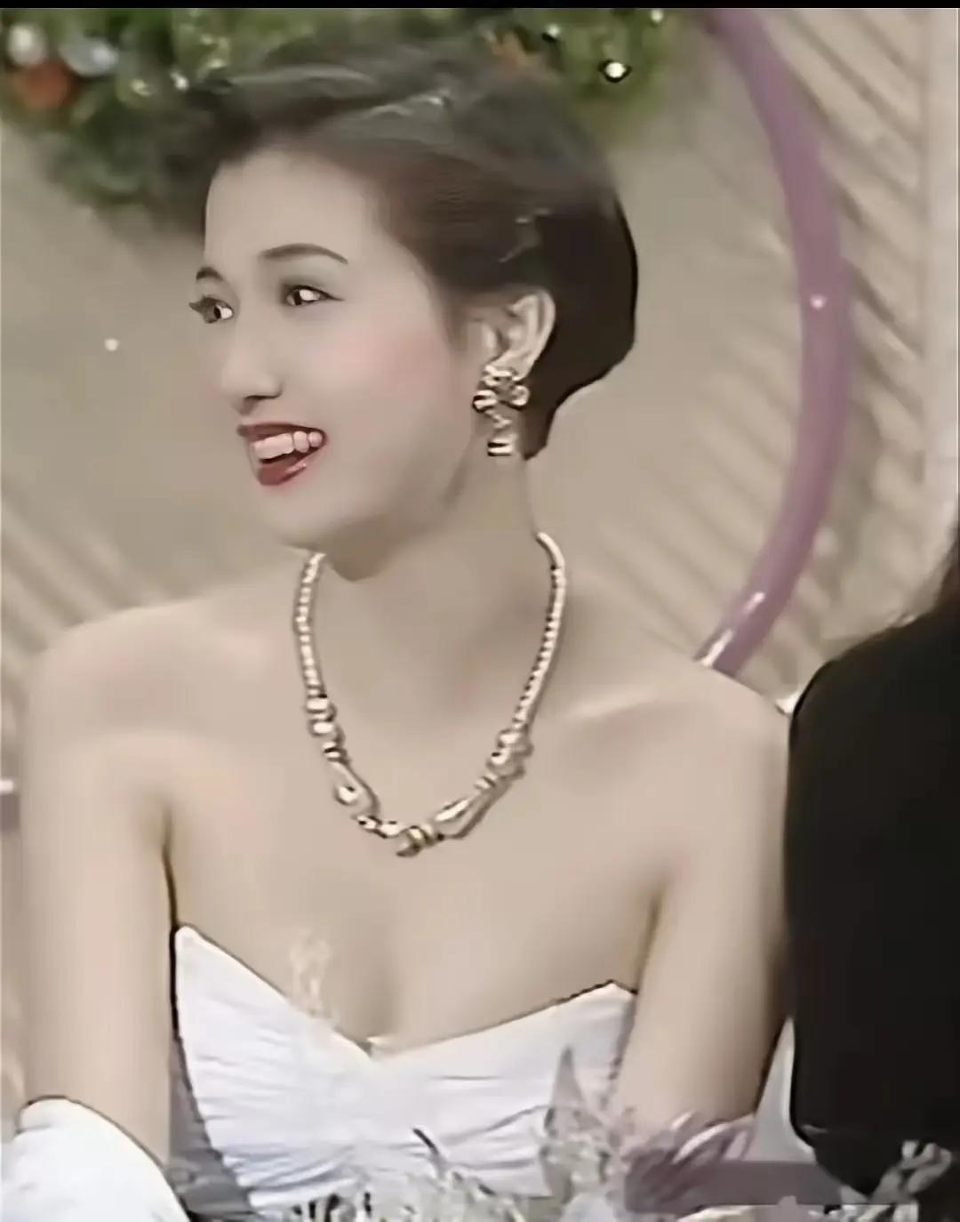 吴绮丽年轻时这么美，妩媚又带点清纯，难怪连见惯众多大美女的成龙也犯错了。