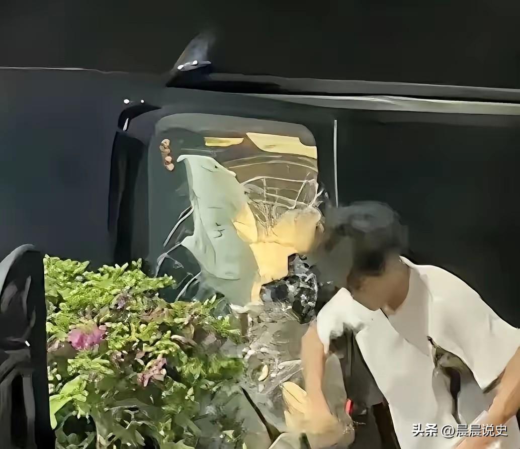“全网破防！”广东汕头凌晨三点空荡荡的街头，一名年仅18岁的少年，凭着一腔赤诚与