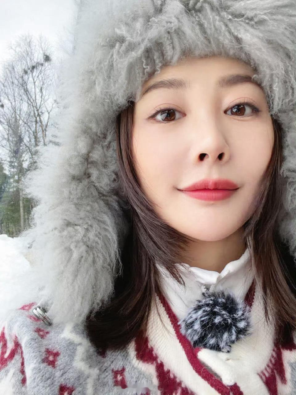 李纯连发呆都好看拜托，这可是李纯！！！怎么能美得如此轻松，连发呆都这么好看下辈子