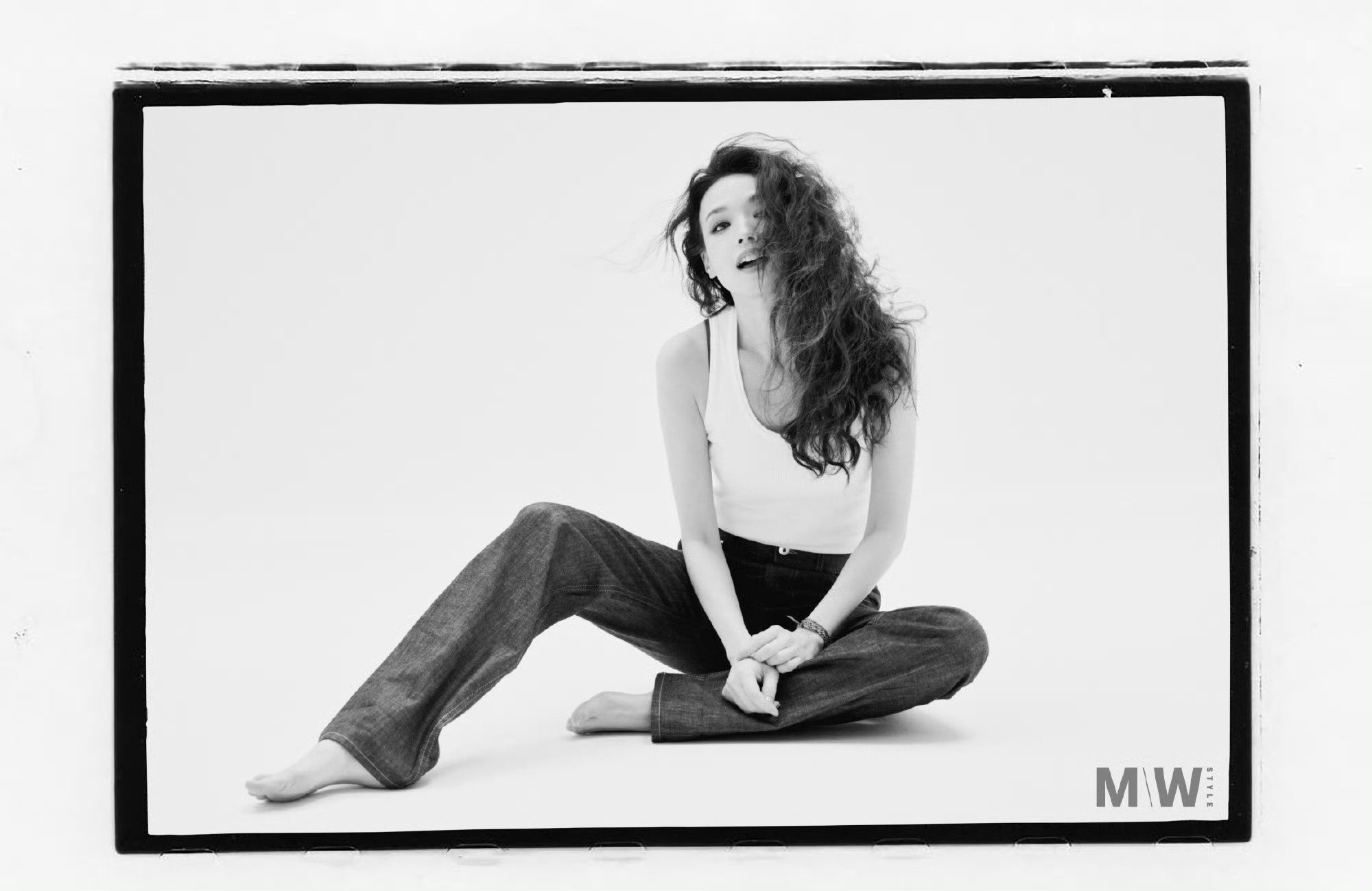 舒淇 周末画报STYLE 封面大片简单白背心搭配羊毛卷发摄影: Nick Yan