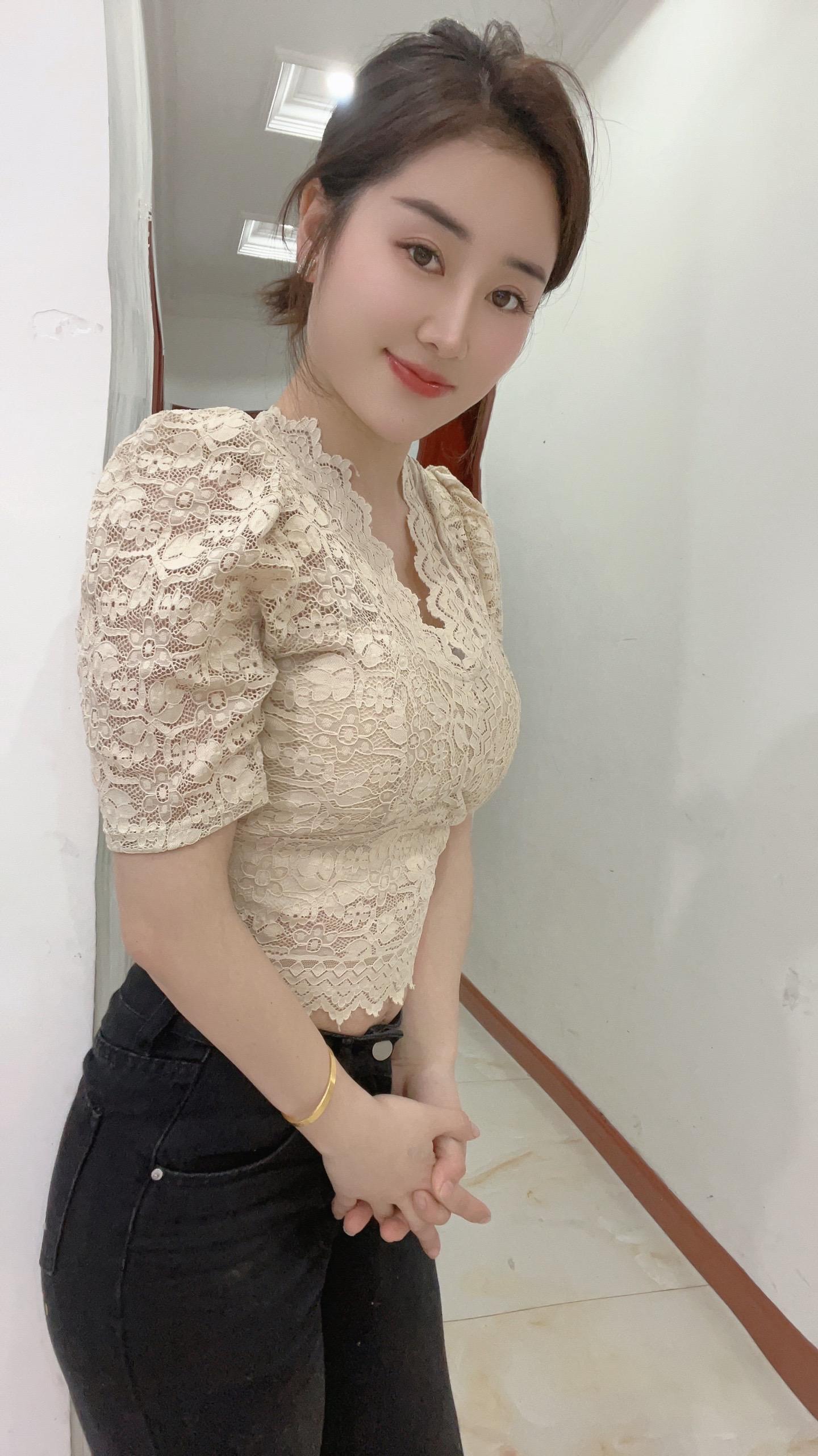 婚姻让女人失去了身材，耗尽了青春，在娘家成了客人，在婆家成了外人。每个女人都渴望自己依赖的男人是个真正的汉子，可最后自己却成了女汉子。一场雨，知道了伞的重要，一场病，知道了健康的重要，一场婚姻知道了幸福的重要。