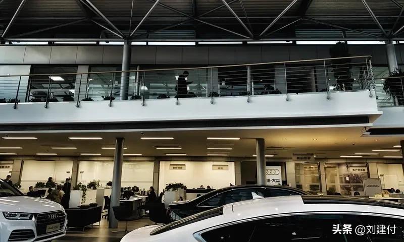 男子买车后在店家一年蹭饭260次 浙江一男子买车后将薅羊毛发挥到极致，在4S店一