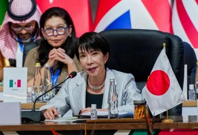 高市早苗嘴瓢的行为，哪怕是把她捧上去的“麻生派”估计都会暗骂她“蠢货”。但是因为