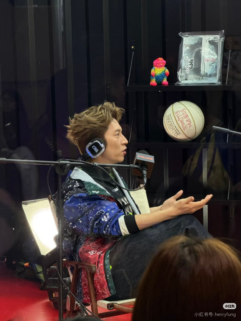 孙阳现场做起了播客偶遇孙阳现场播客 孙阳在香港现场做播客，对话不同领域嘉宾，是挺