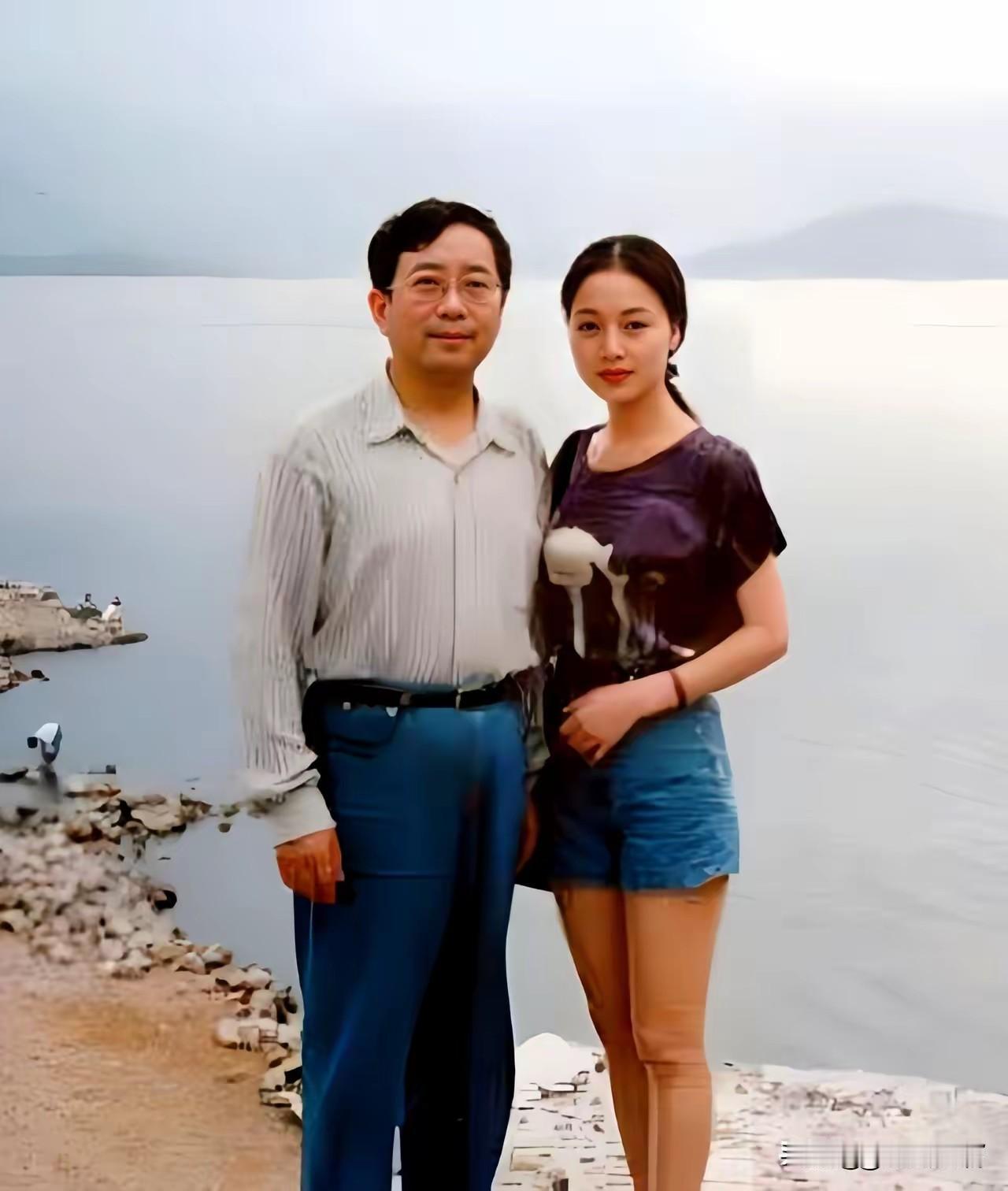 第一张照片拍摄于1992年，余秋雨与马兰刚结婚，当时余秋雨46岁，马兰30岁。一