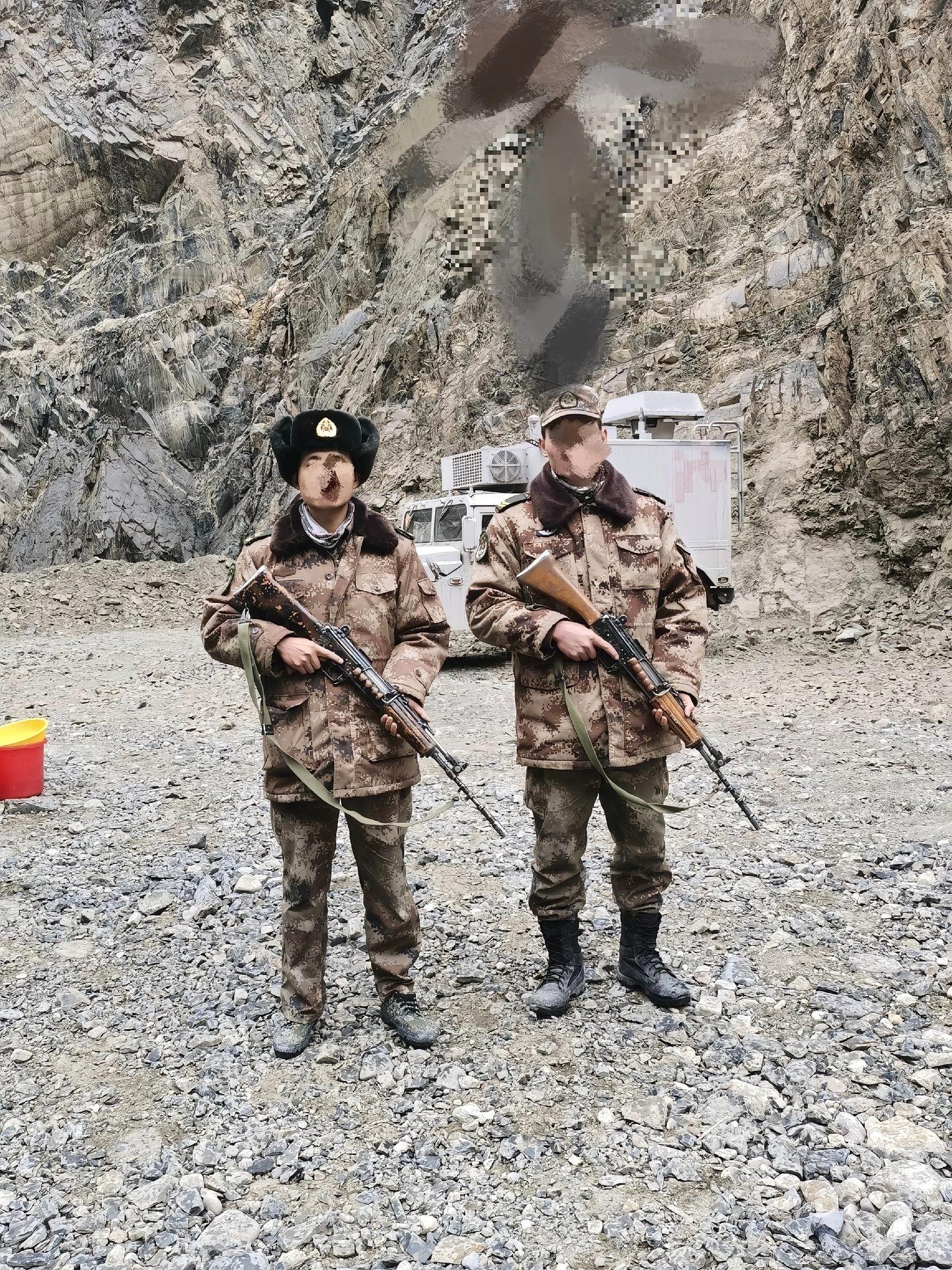 打印第一线，我军士兵展示缴获的印军“英萨斯”步枪，这是印度号称自行研制的武器之一