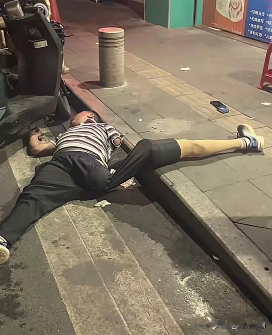 没看明白这是怎么回事，这个人是喝酒喝多了，还是被车撞了，还是出现其他情况了？但是