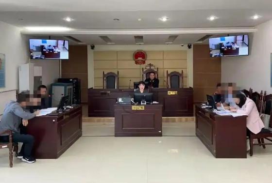 她咋不上天呢！浙江舟山，楼下的奇葩女邻居，要求楼上的男子洗澡不能有声，晚上不能上