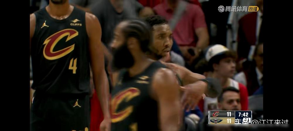 米切尔伤愈复出，骑士客场碰鹈鹕。
首节哈登一分没拿，一门心思给队友喂饼，送了4