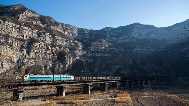 阳泉修建石太线高铁如同戊戌变法，守旧派希望把高铁客运专线修在城外，革新派希望还是