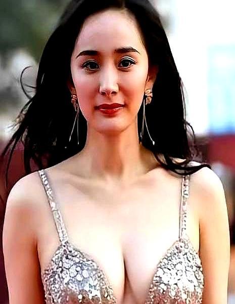 上半年被全网嘲面瘫，下半年就成了张艺谋的王牌。
 
扭头就扎进农村，为戏增肥10