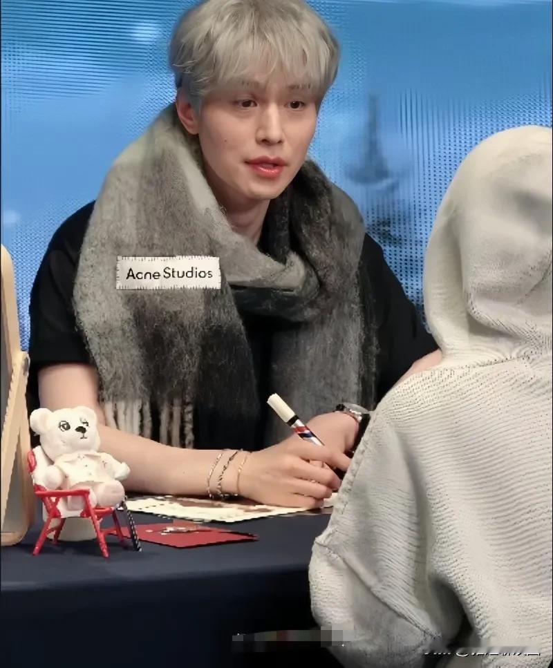 韩星李东旭这么帅气的脸也架不住白银发色的“催残”，无法驾驭奶奶灰，年龄大了以后真