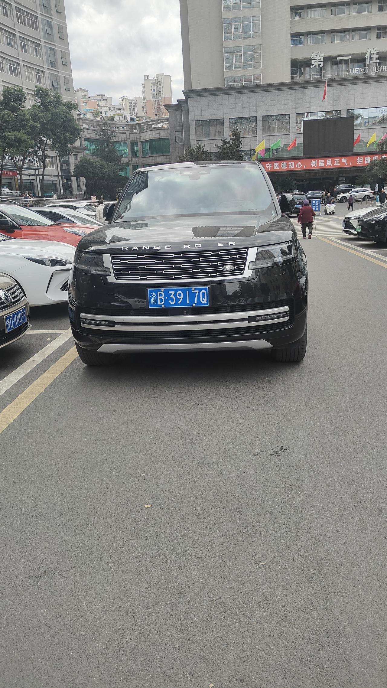 路虎揽胜行政版
不知道油耗高不高
车重应该有两吨多吧