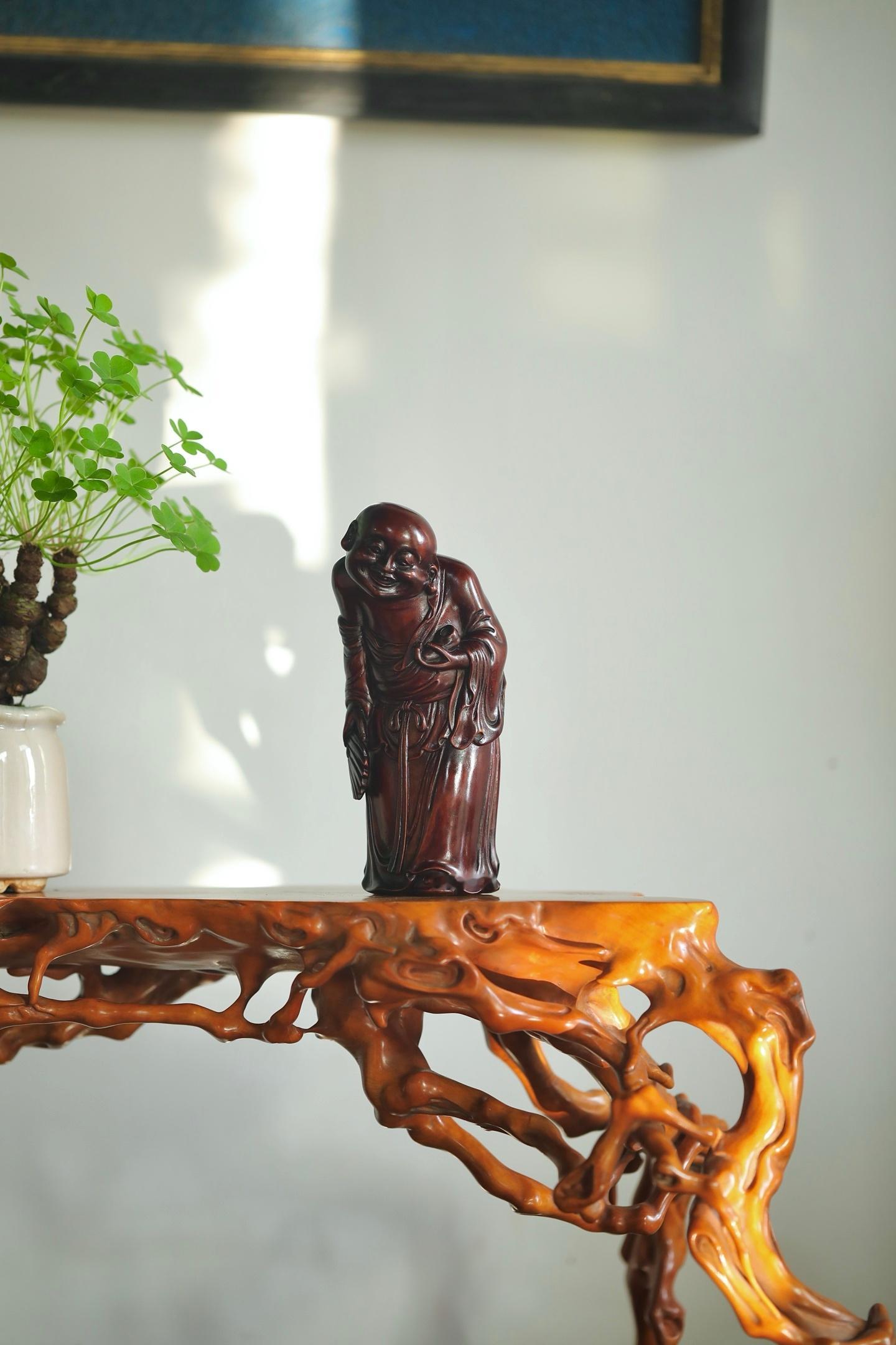 黄杨木 | 欢喜罗汉整料雕就的欢喜罗汉造像，眉眼弯弯藏着豁达，衣袂流转见刀工细腻