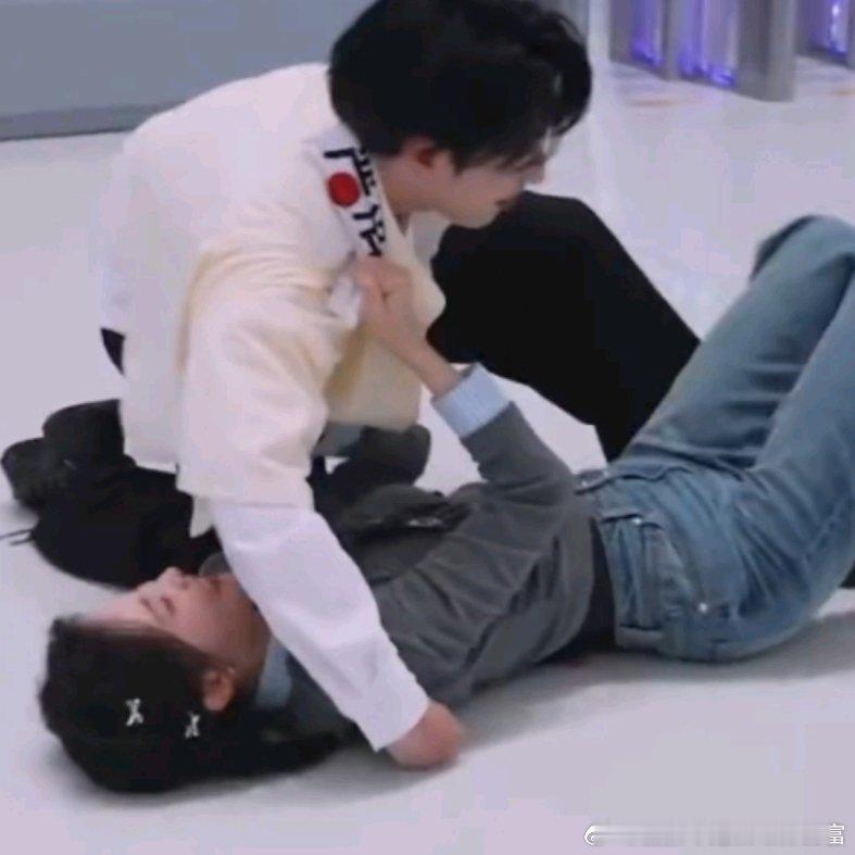 严浩翔在撕名牌过程中不停对孟子义说“对不起，对不起姐。” 好有礼貌吧！严浩翔撕掉