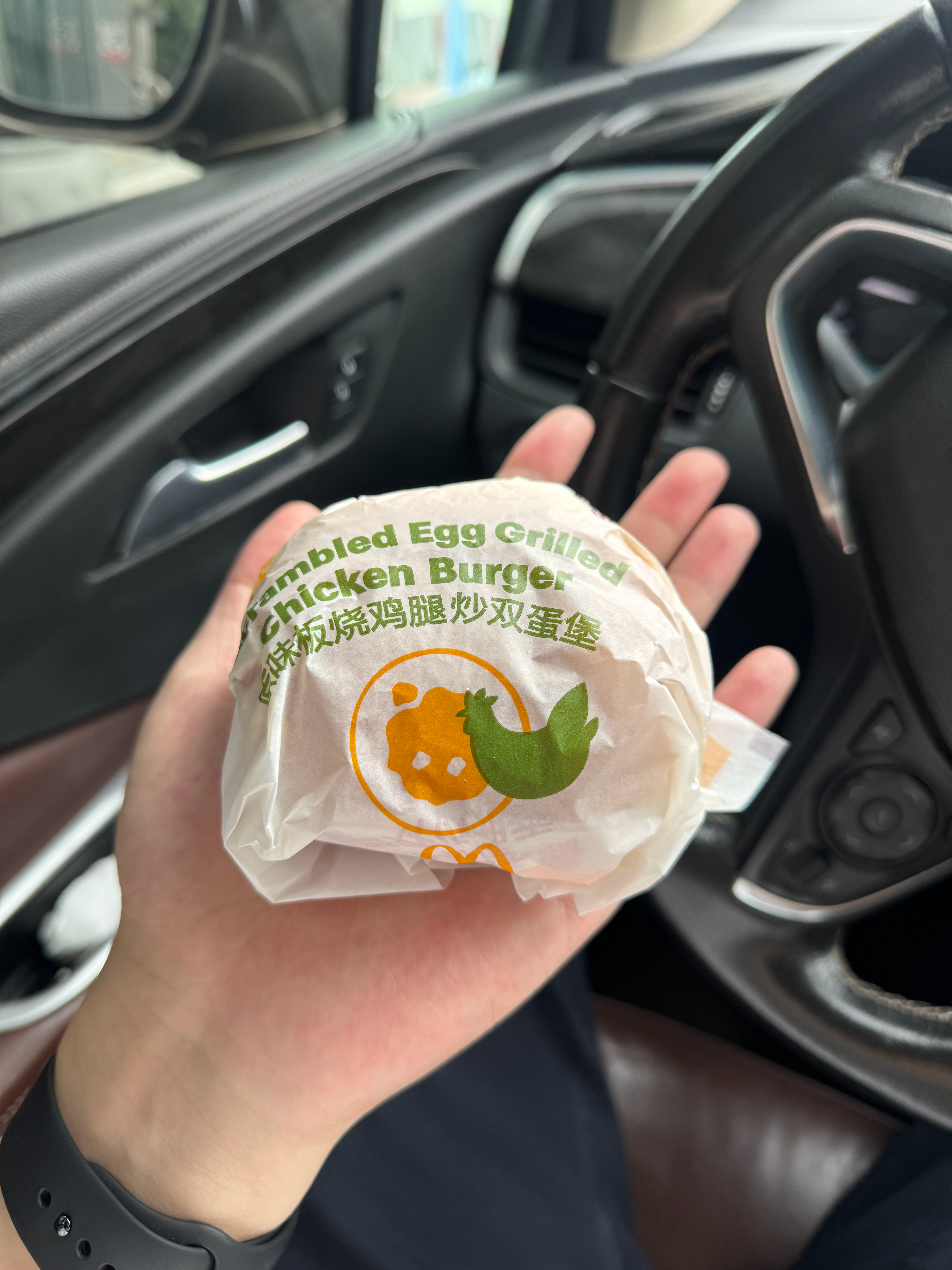 这个汉堡15块，如果早上急头白脸在麦当劳吃一顿，吃饱估计要一百块钱。 