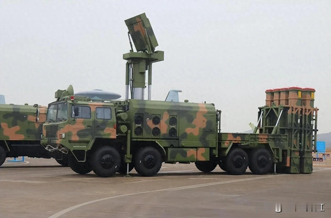 红旗11通用末端防御系统主要由两大部分组成：八联装红旗11导弹发射车+陆盾300