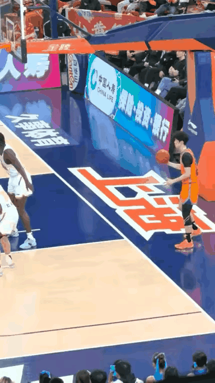 别再骂了！王哲林真的拼到让人心疼！
 
今天上海主场这一幕，看哭多少人！🤧
 