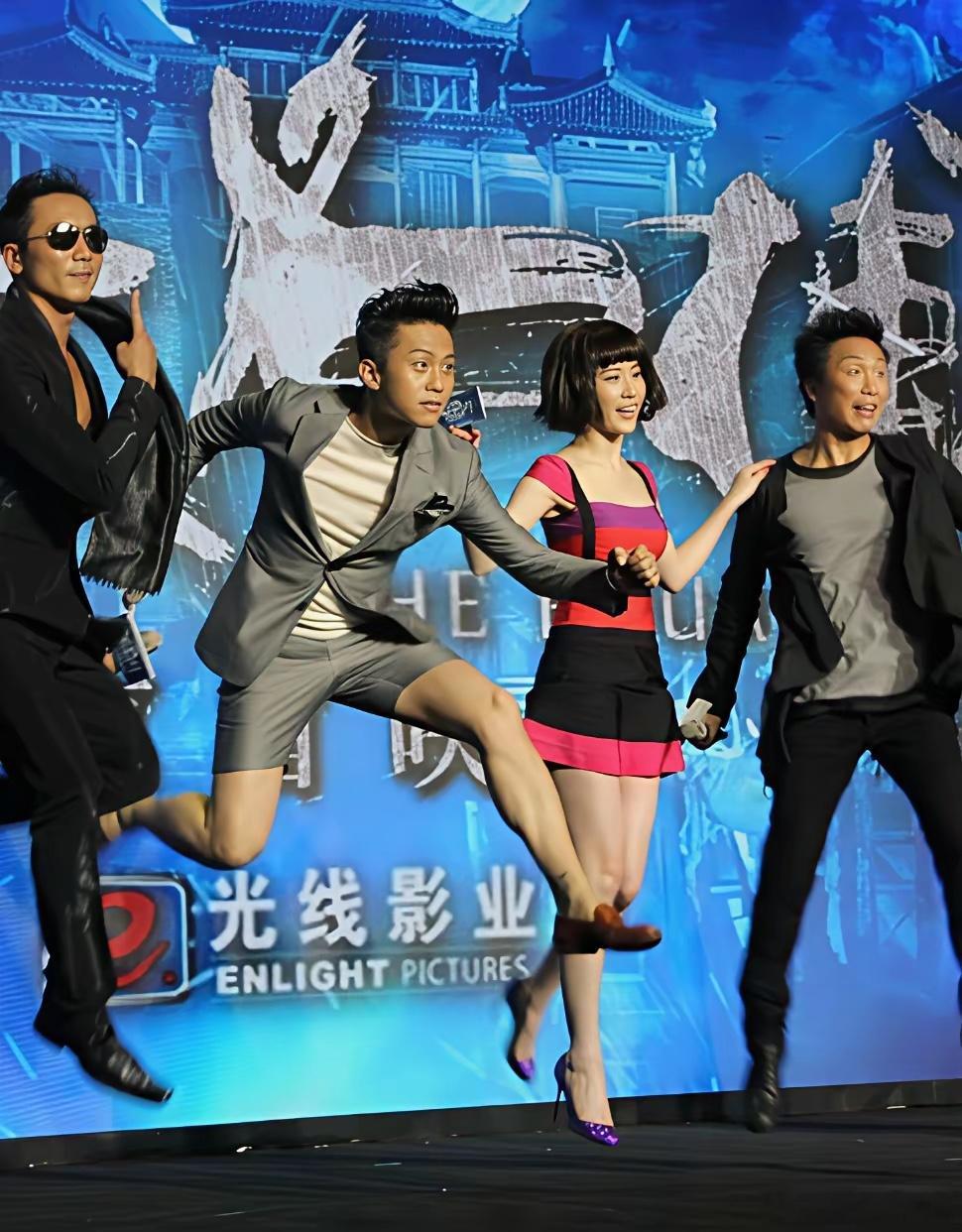 刘亦菲这个发型不是重点，邓超是会抢镜头的。 