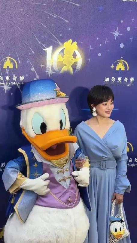 孙俪这次红毯造型，直接把“反差萌”玩明白了！上海迪士尼十周年红毯上，她一袭雾蓝长