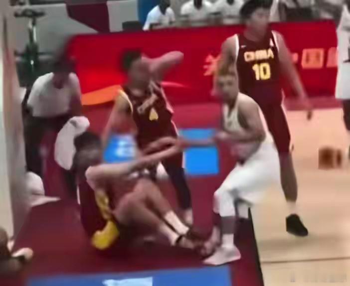 杨瀚森倒地后被自家球迷拿球砸北京时间8月31日，中国男篮坐镇主场89比87险胜黎
