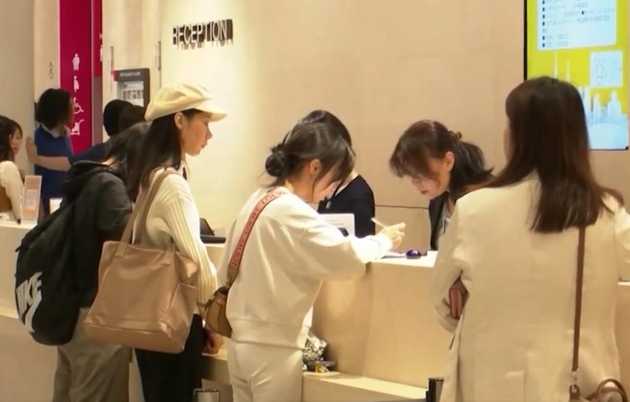 中方在赴日旅游、留学等多个方面采取反制措施，对日本经济的影响逐步显现。日本东京一