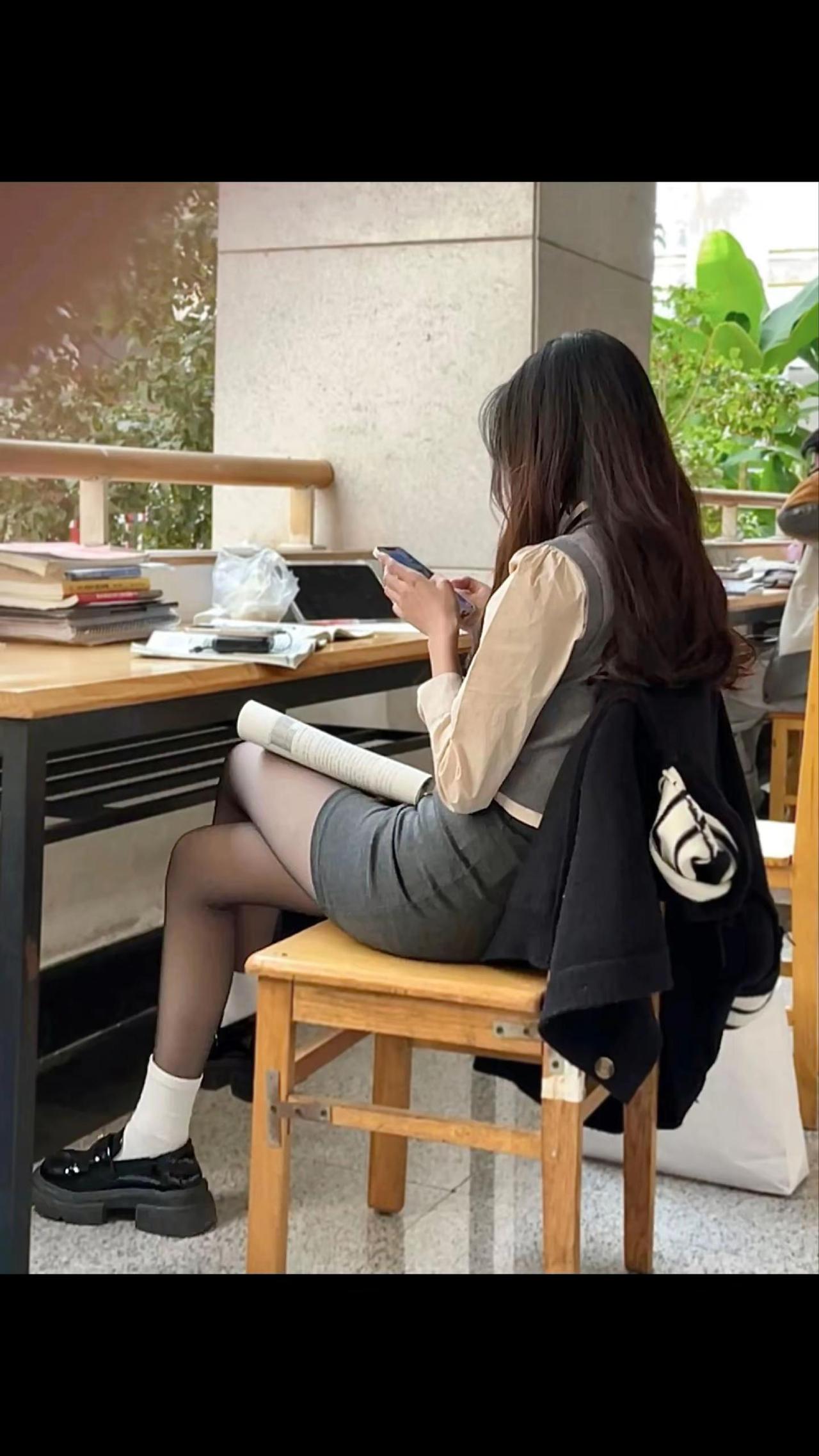 国庆节放假回家穿搭分享。整套是温柔学院风，混搭轻熟感，很适合通勤穿搭！浅杏色泡泡