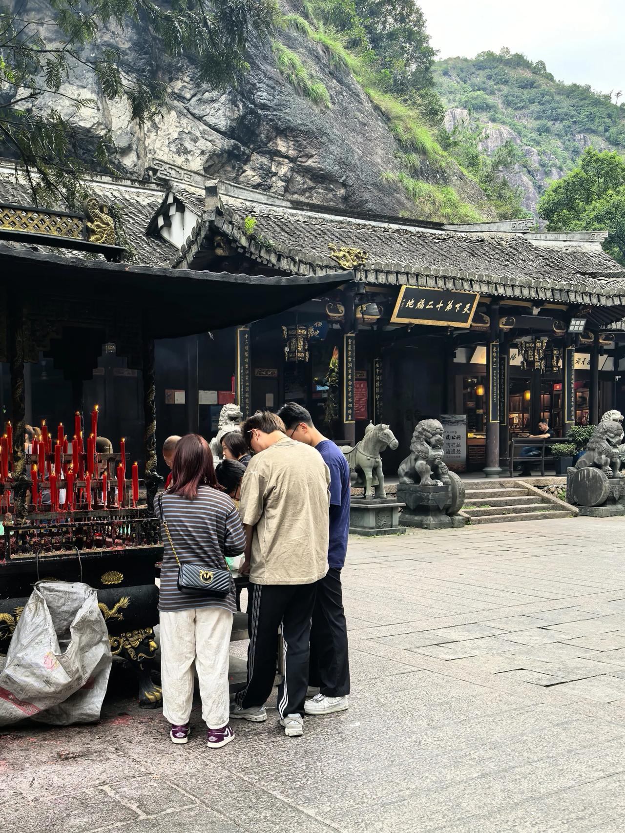 我不迷信，但不反对别人的信仰，民众应有信仰。除了烧香拜佛，教堂祈祷之外，另种慰籍