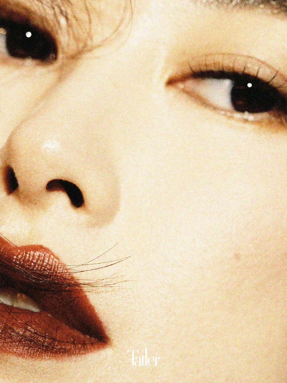 朱珠鎏金岁月大片朱珠这组鎏金岁月大片直接把“质感”二字焊在我审美上了！每一帧都在