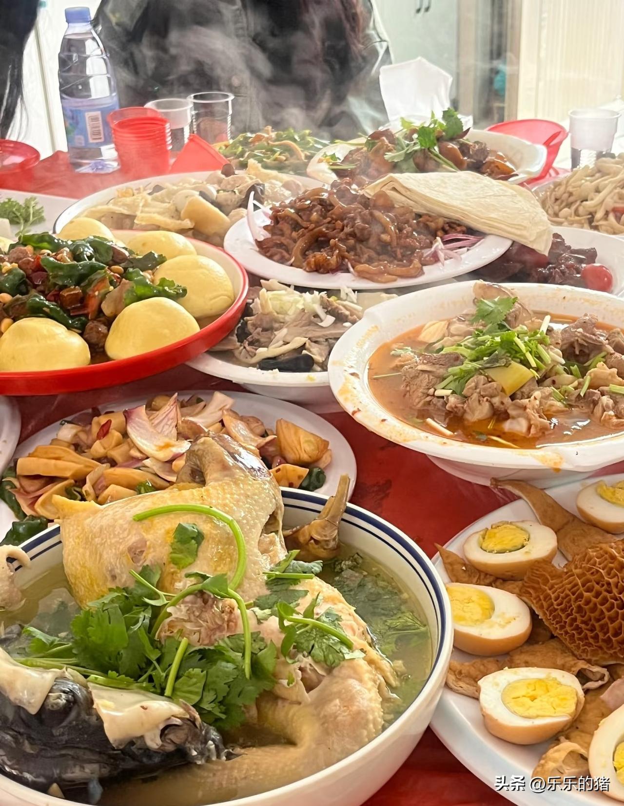 昨天同学的闺女出嫁，吃完席还有好多菜几乎没动，一个同学就说我打包带走给我们家小狗