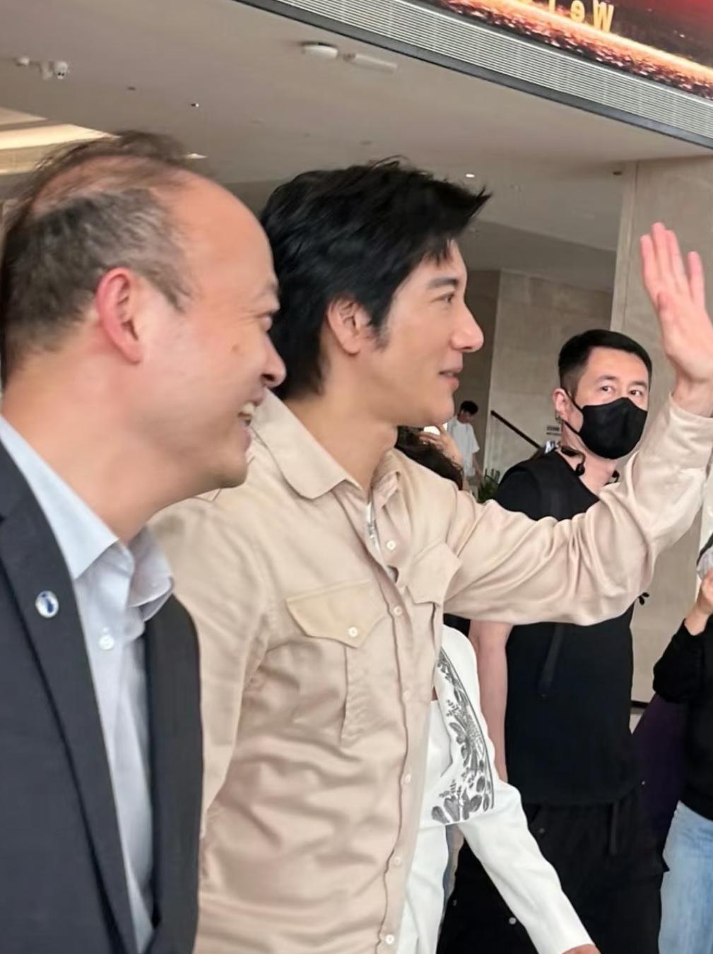 王力宏现身比亚迪总部参观体验
还和高管一起吃了饭
这是要和比亚迪合作了吗?

很