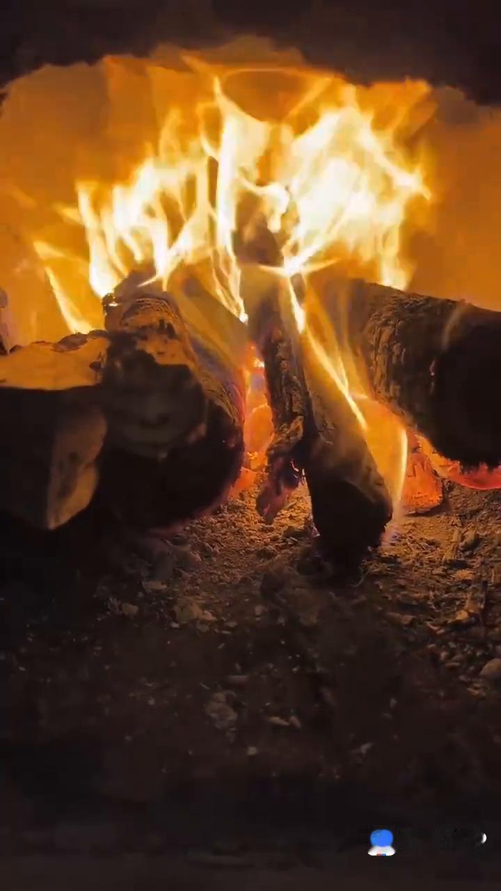 大锅菜配蒸馍。
妈，这晌午了吃什么饭？我发点面蒸个馍，你做个大锅菜。这大锅菜今天